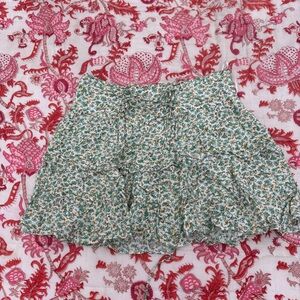 Cute floral skirt that sinches at the waist size small